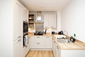 Fridge, microwave, oven, stovetop - The Prime Stay  FREE Parking EV Charger (Sittingbourne)