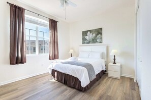 3 bedrooms, iron/ironing board, WiFi, bed sheets - 3BR Condo with Pool View & Gym Near Disney (Davenport)