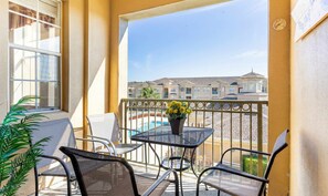 Outdoor dining - 3BR Condo with Pool View & Gym Near Disney (Davenport)