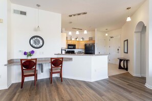 Dining - 3BR Condo with Pool View & Gym Near Disney (Davenport)