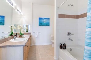 Shower, hair dryer, towels, soap - 3BR Condo with Pool View & Gym Near Disney (Davenport)