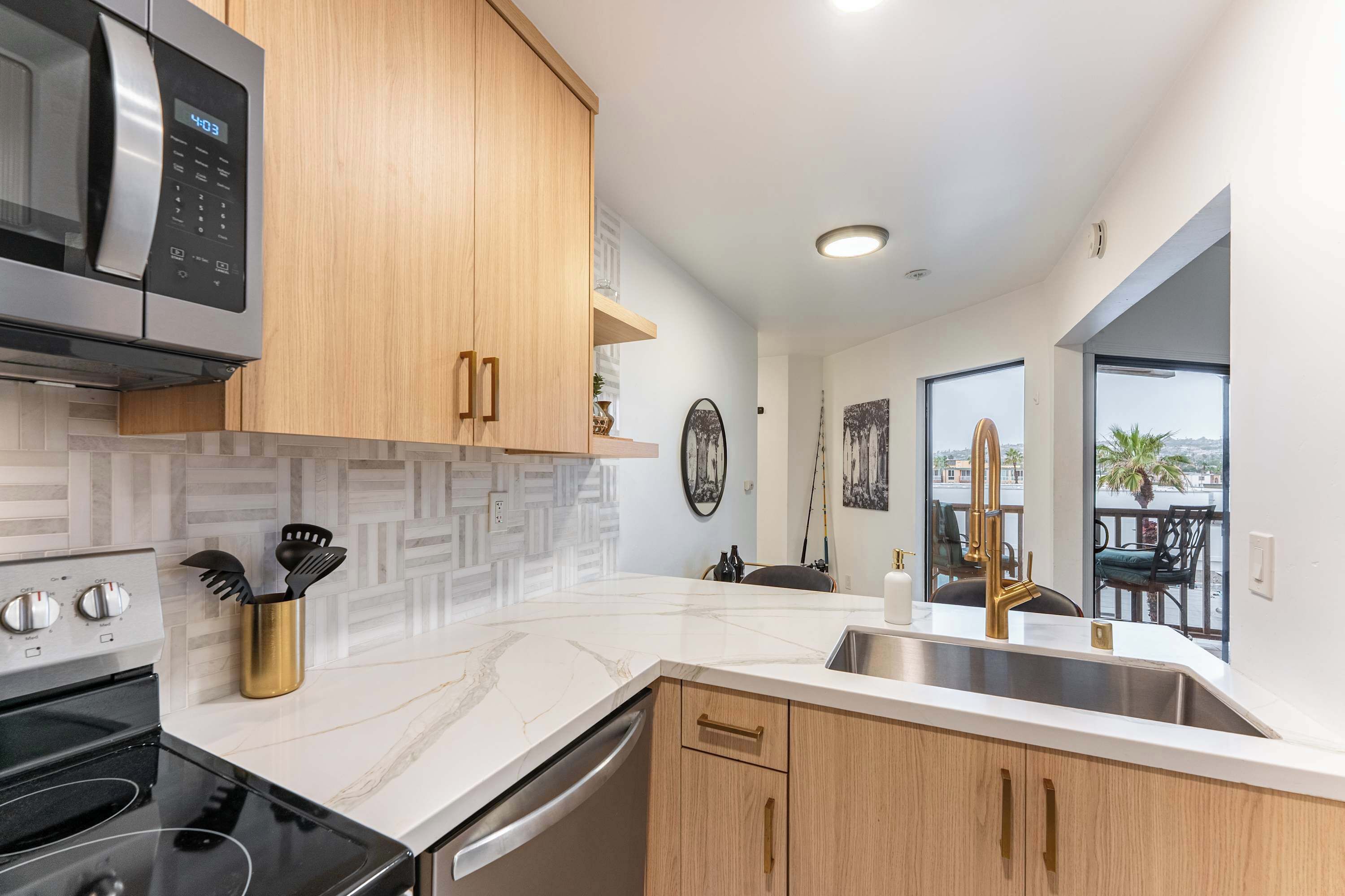 Kühlschrank, Mikrowelle, Ofen, Herdplatte