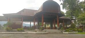 Un edificio tradicional con una cúpula central imponente y varias estructuras más pequeñas.
