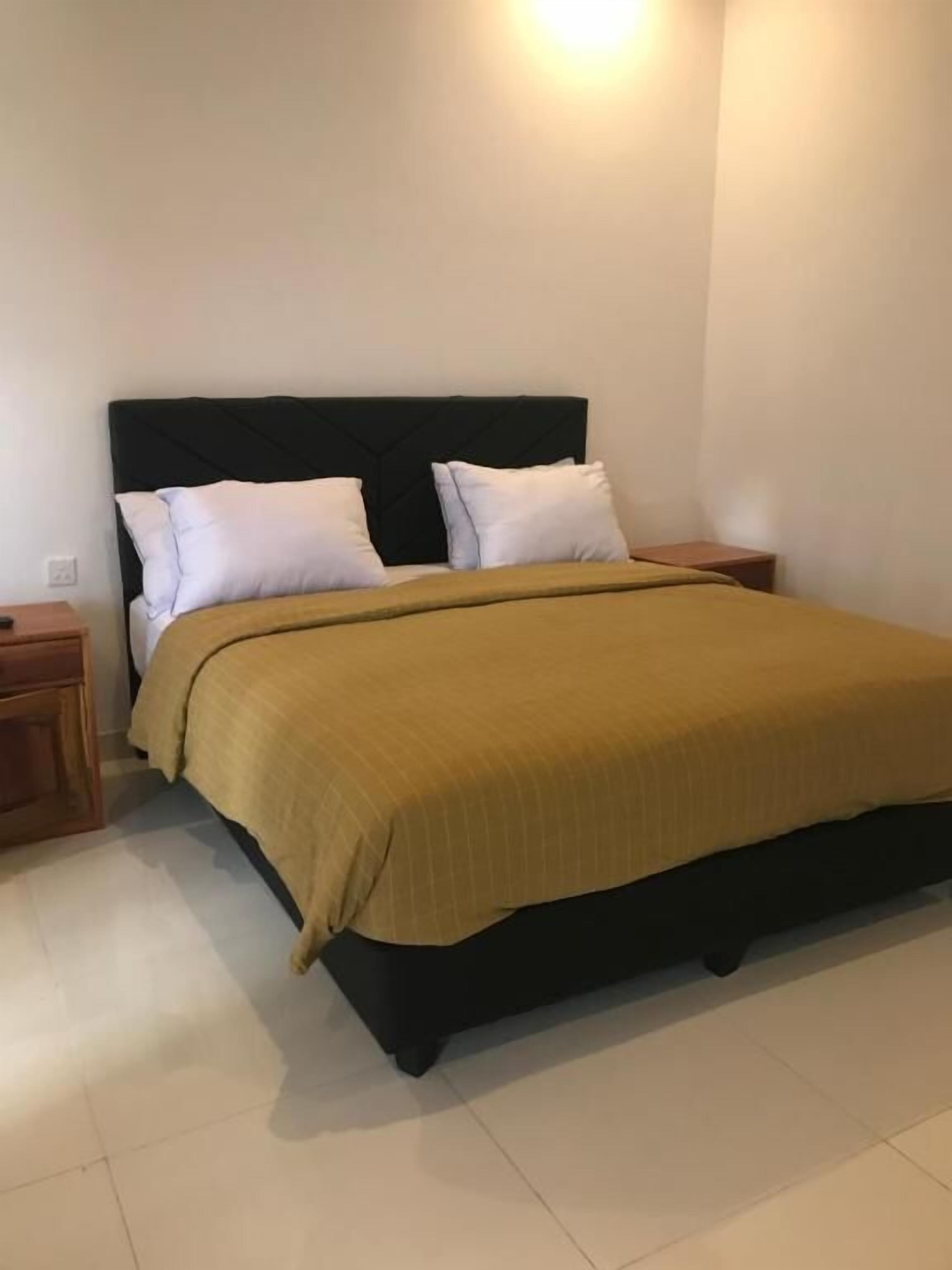 Kahden hengen huone, parveke, näköala pihalle | Tallelokero huoneessa, työpöytä