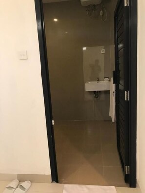 Basic Double Room, Balcony, Courtyard View | Bathroom | Shower, free toiletries, slippers, towels - Pohon Purba Resort & Restaurant (Labuhan Lombok)
