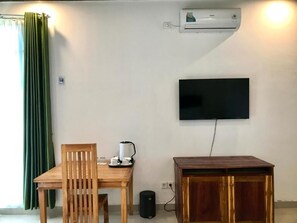 Kamar Double Basic, balkon, pemandangan halaman | Tempat makan