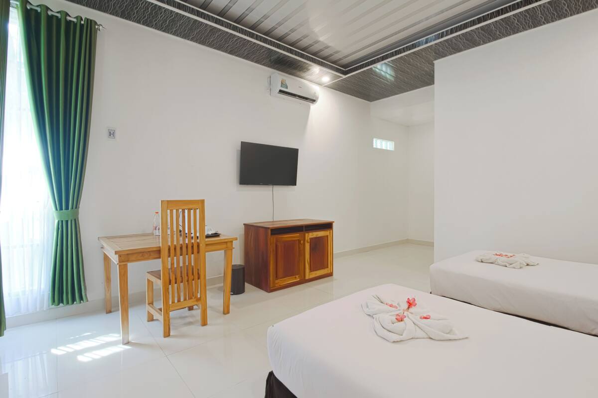 雙床房, 露台, 庭園景 | 房內夾萬、書桌、手提電腦工作空間、熨斗/熨衫板