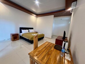 In-room safe, desk, laptop workspace, iron/ironing board - Pohon Purba Resort & Restaurant (Labuhan Lombok)