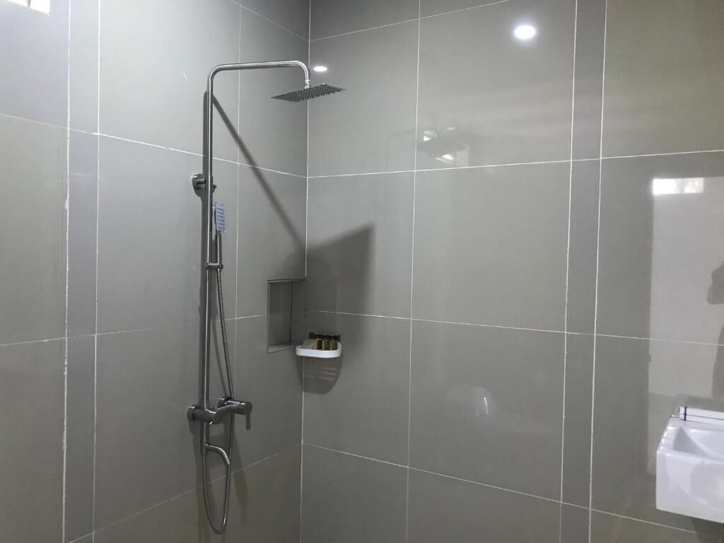 Twin Room, Balcony, Courtyard View | Bathroom | Shower, free toiletries, slippers, towels