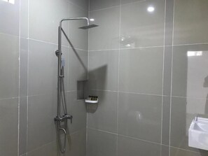 Twin Room, Balcony, Courtyard View | Bathroom | Shower, free toiletries, slippers, towels - Pohon Purba Resort & Restaurant (Labuhan Lombok)