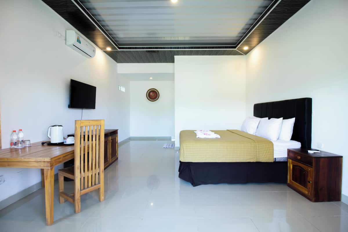 In-room safe, desk, laptop workspace, iron/ironing board