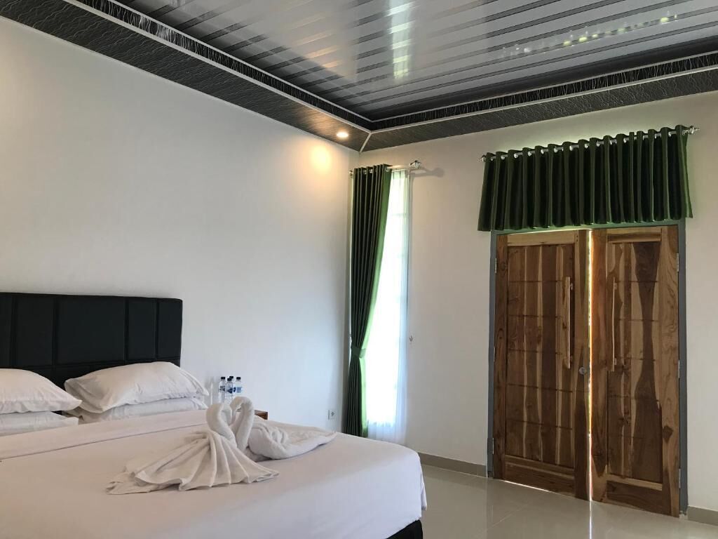 Kahden hengen huone, parveke, näköala pihalle | Tallelokero huoneessa, työpöytä