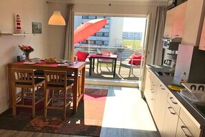 Kühlschrank, Mikrowelle, Herdplatte, Wasserkocher mit Kaffee-/Teezubehör