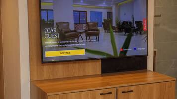 Suite familiar, vistas a la ciudad | Caja fuerte, escritorio, espacio para trabajar con un portátil