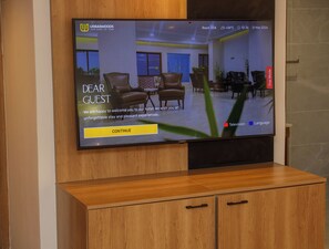 Family Süit, Şehir Manzaralı | Odada kasa, masa, dizüstü bilgisayar çalışma alanı, ütü/ütü masası 