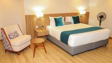 Suíte família, vista para a cidade | Cofres nos quartos, escrivaninha, espaço de trabalho para notebook