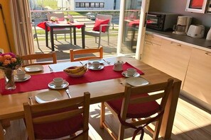 Dining - Ferienwohnung Am Yachthafen mit Balkon (Fehmarn OT Burgtiefe-Südstrand)