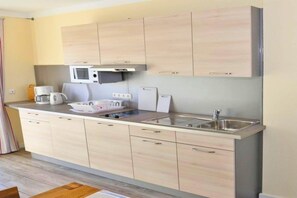 Refrigerador, microondas, placa de cocina, cafetera/tetera