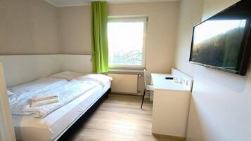 1 bedroom, desk, WiFi (free)