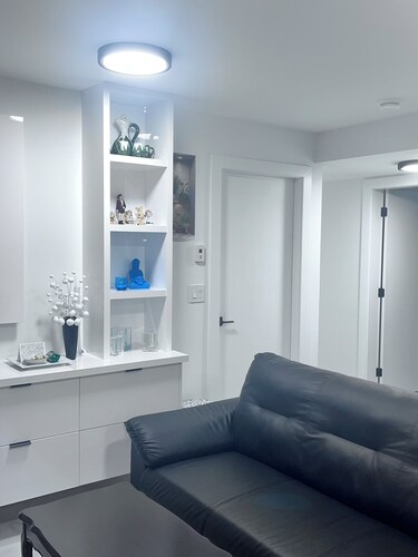 5-Star Experience /2BR Suite: Near Van, Parking/A