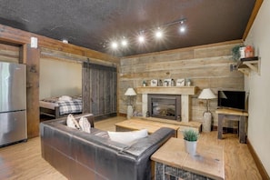 Unclassified image, 3 of 24, button - Lakefront Loft 3,Retreat | Fireplace, Hot Tub & Paddleboards | Sleeps 4 (Cantley)