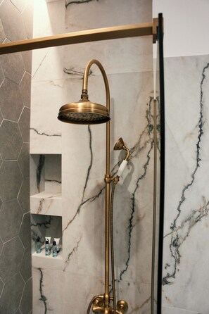 Shower, hair dryer, bidet, towels - Apaggio Boutique House (Andros)