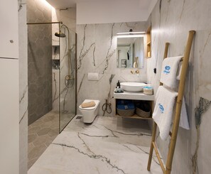 Doccia, asciugacapelli, bidet, asciugamani