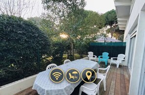 屋外ダイニングエリア