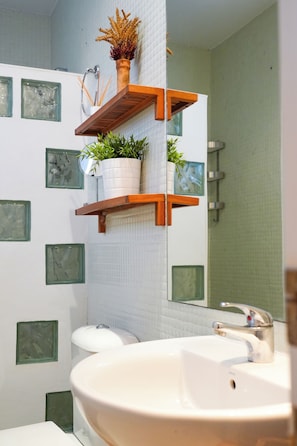 Een douche, een haardroger, handdoeken, zeep