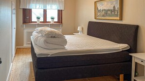 4 bedrooms, travel cot, free WiFi - 4 bedroom beautiful home in Glemmingebro (Glemmingebro)