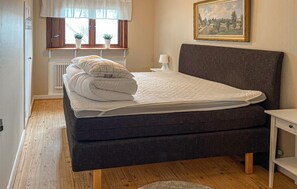 4 bedrooms, travel crib, free WiFi