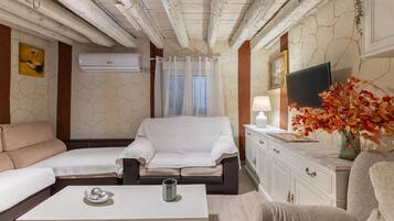 Una televisión, videojuegos