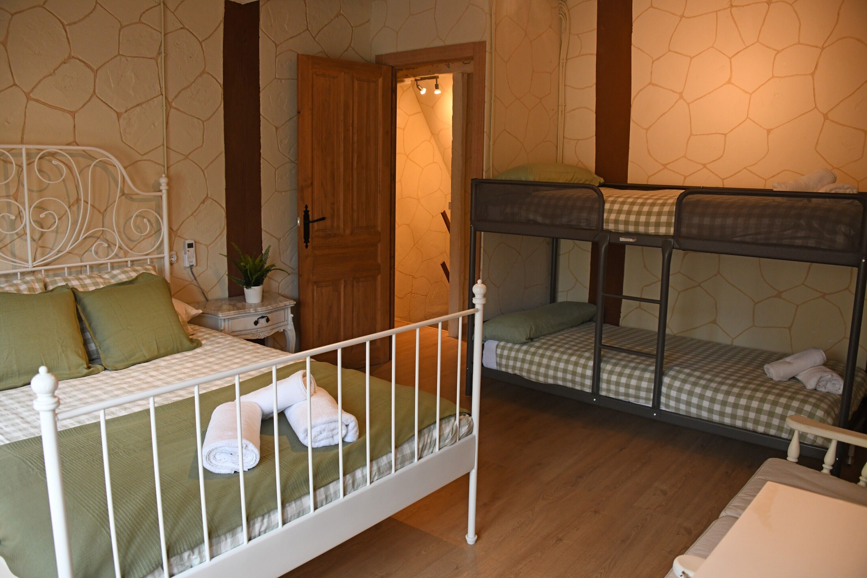 4 chambres, fer et planche à repasser, Wi-Fi, draps fournis