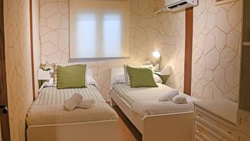 4 bedrooms, iron/ironing board, WiFi, bed sheets