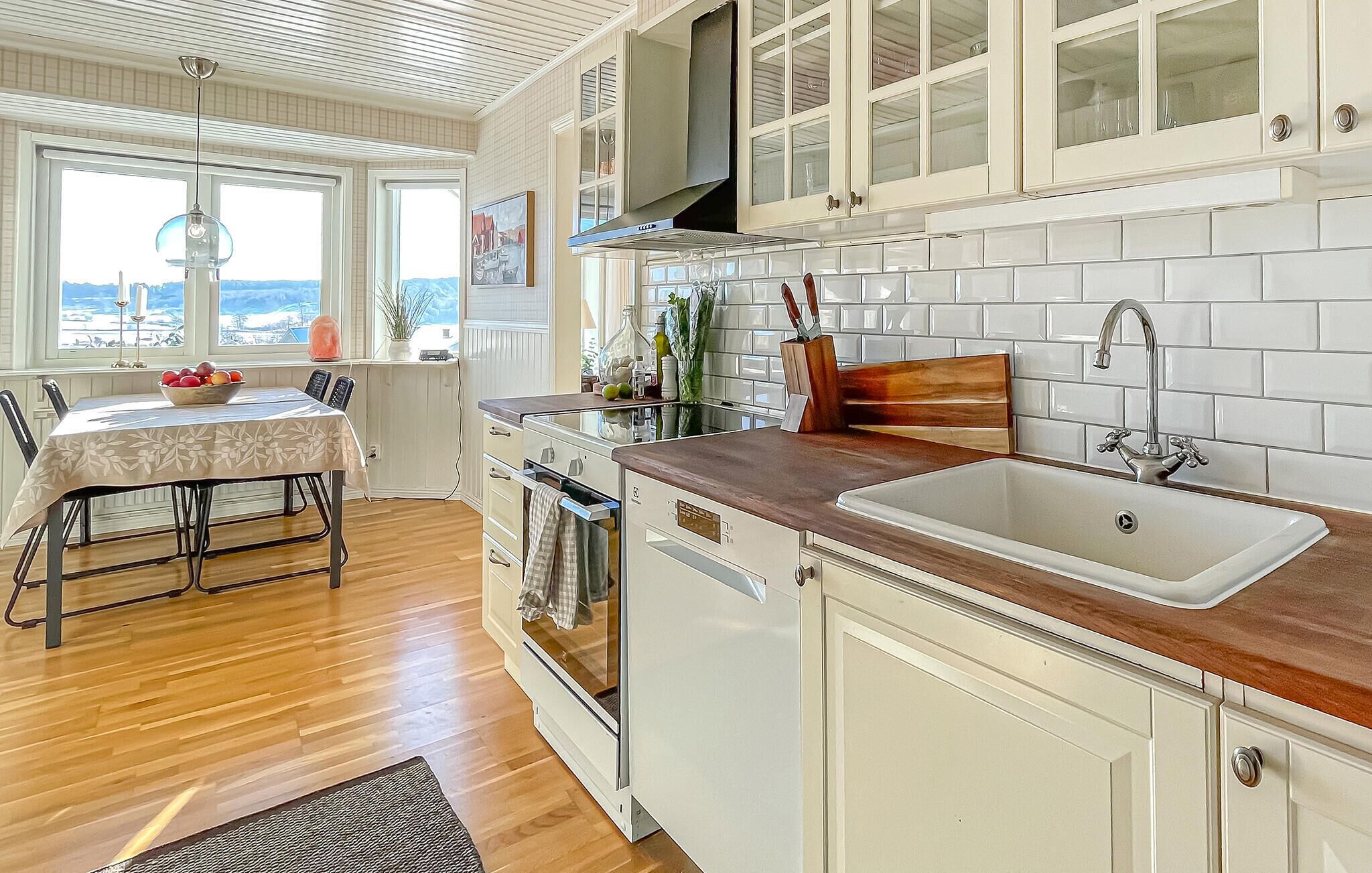 Jääkaappi, liesi, astianpesukone, kahvin-/teenkeitin