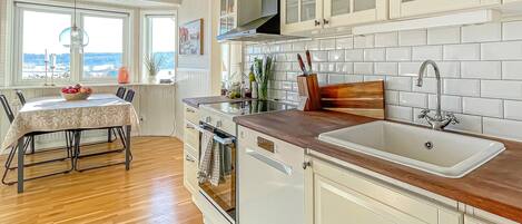 Réfrigérateur, plaque de cuisson, lave-vaisselle, cafetiÚre/bouilloire