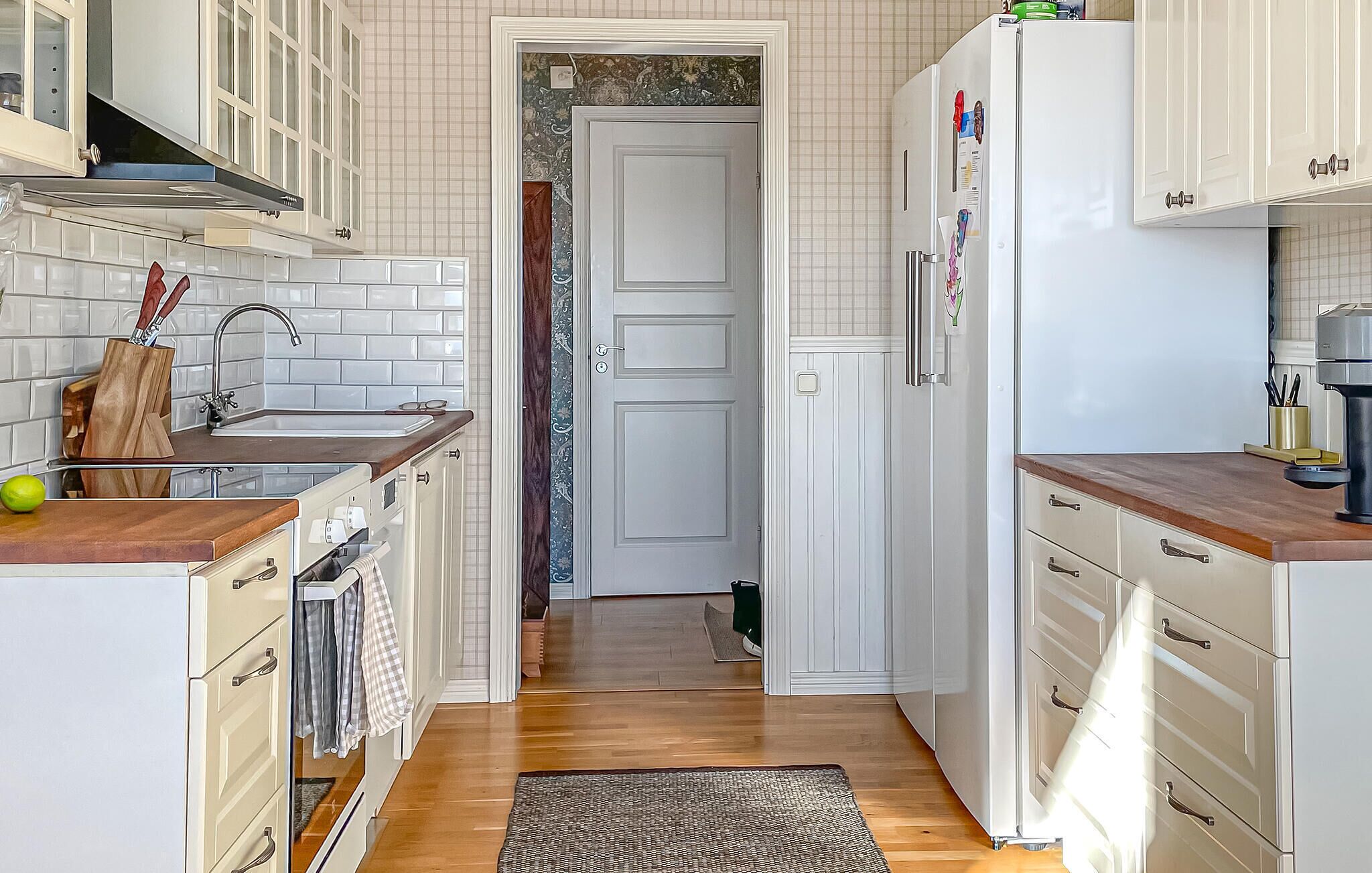 Fridge, stovetop, dishwasher, coffee/tea maker