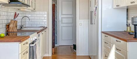 Fridge, stovetop, dishwasher, coffee/tea maker