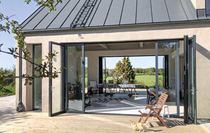 Outdoor dining - Amazing home in Klintehamn with ethernet internet (Klintehamn)