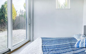 4 bedrooms, travel crib, internet - Amazing home in Klintehamn with ethernet internet (Klintehamn)