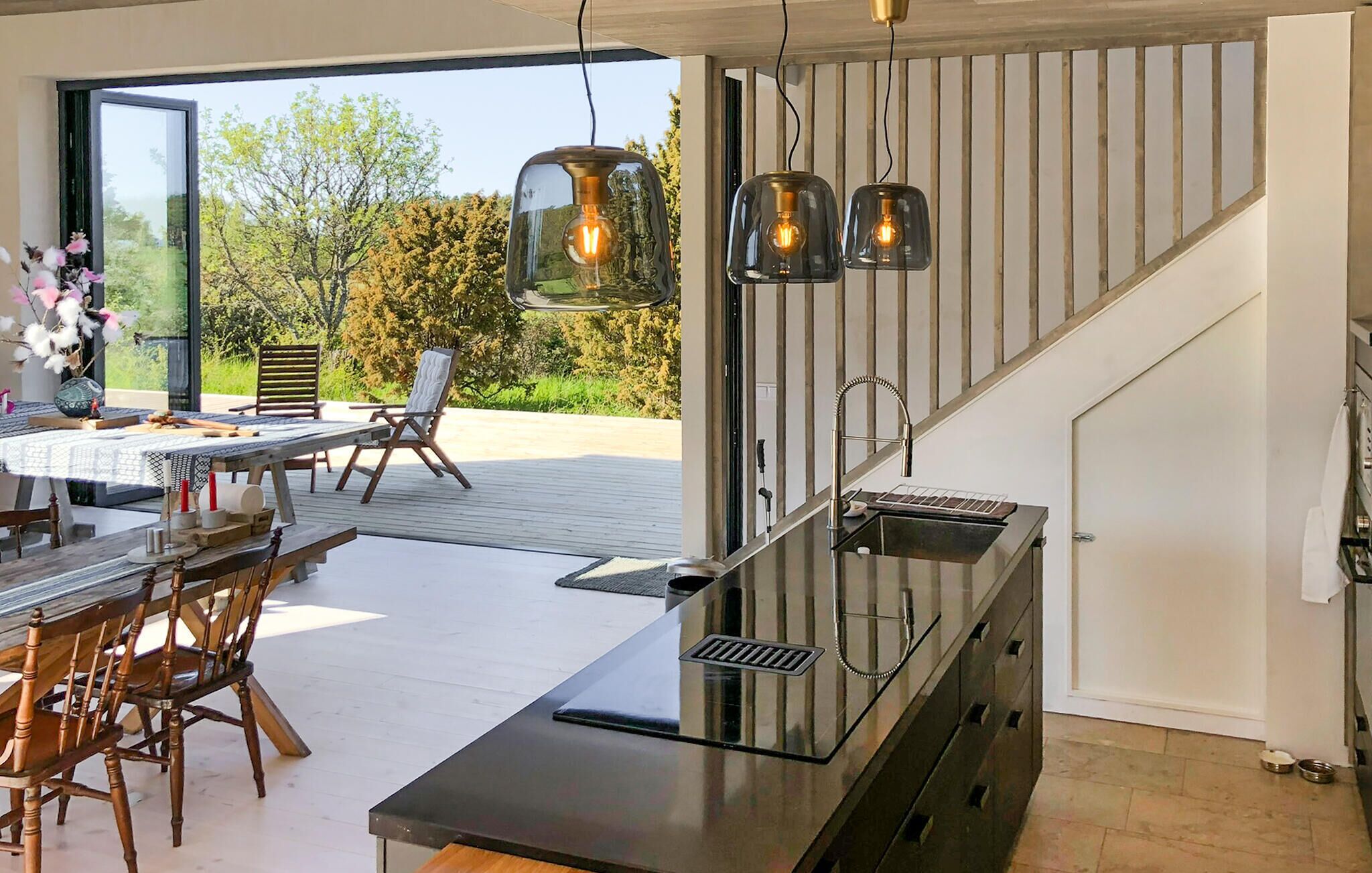 Kylskåp, ugn, diskmaskin och kaffe- och tebryggare