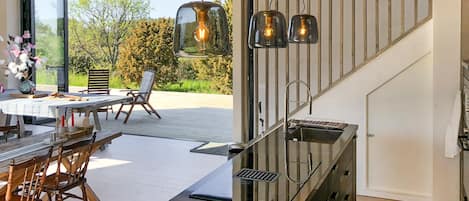 Fridge, oven, dishwasher, coffee/tea maker