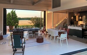 Dining - Amazing home in Klintehamn with ethernet internet (Klintehamn)
