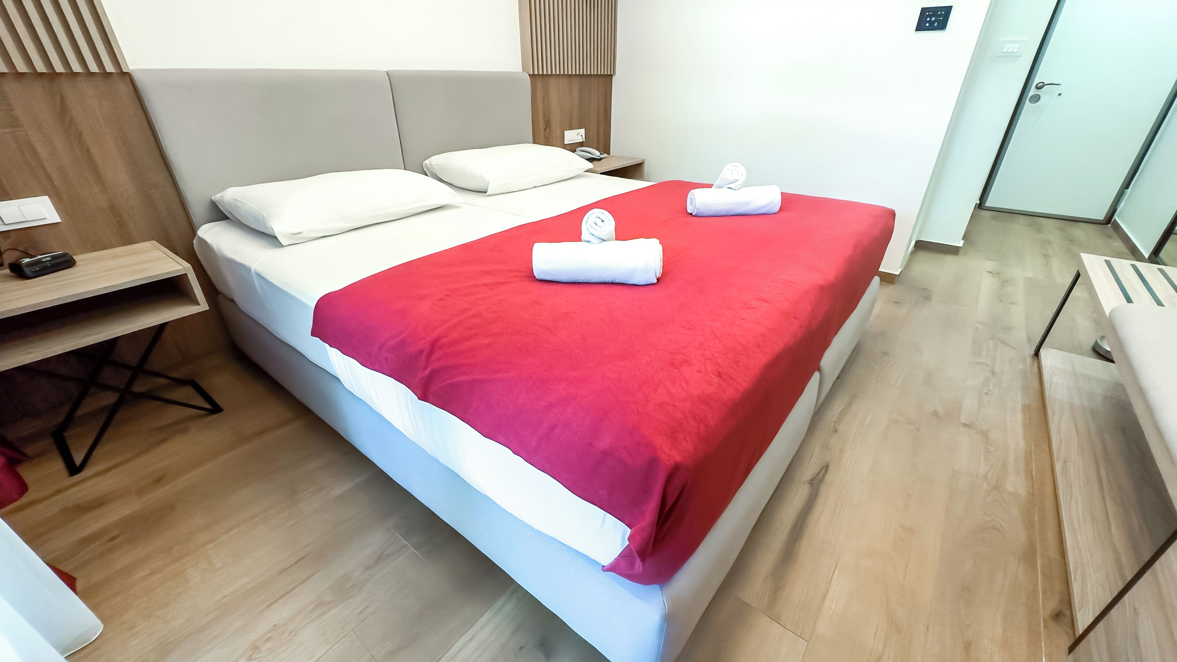 In-room safe, desk, free WiFi