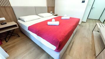 In-room safe, desk, free WiFi