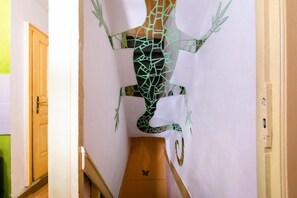 Um corredor com uma peça de arte decorativa na parede.