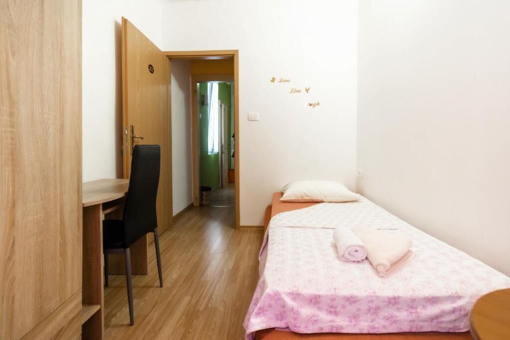 Escritorio, wifi gratis, ropa de cama