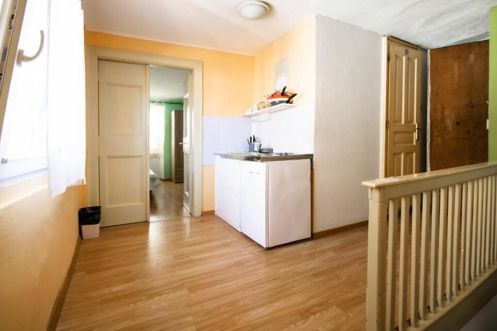 Twin Room, Shared Bathroom | Shared kitchen | Stovetop, cookware/dishes/utensils