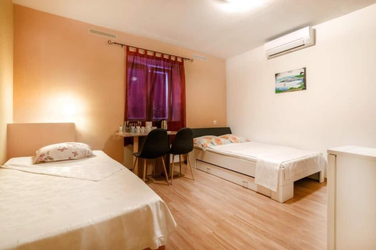 Habitación triple | Escritorio, wifi gratis, ropa de cama