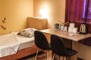 Habitación triple | Escritorio, wifi gratis y ropa de cama 
